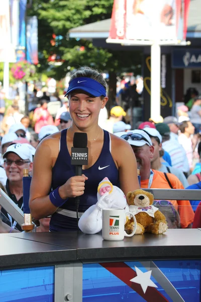 Tenisista eugenie bouchard podczas wywiadu z channel tenis w nas otwarcie 2014 — Zdjęcie stockowe