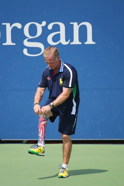 Ryan McIntosh, veterano del ejército estadounidense decorado con prótesis de fibra de carbono en la pierna derecha funciona como jugador de béisbol US Open en el US Open 2014 —  Fotos de Stock