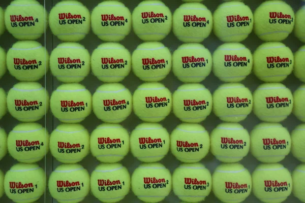 我们打开威尔逊网球球在比利 · 简 · 金国家网球中心 — 图库照片
