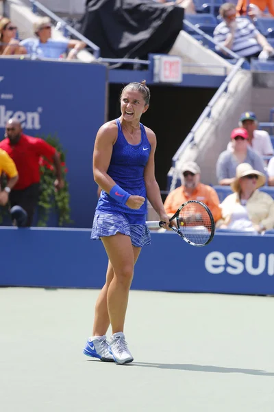 La tenista profesional Sara Errani celebra la victoria después del partido de la cuarta ronda en el US Open 2014 —  Fotos de Stock