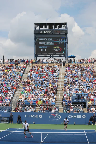 Стадион имени Луиса Армстронга на стадионе Billie Jean King National Tennis Center во время мужского парного матча US Open 2014 — стоковое фото