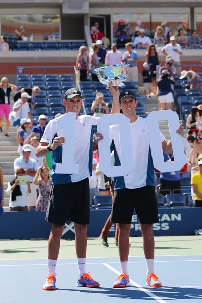 Nás otevřené 2014 čtyřhry mužů bob a mike bryan během prezentace trofej v billie jean král Národní tenisové centrum — Stock fotografie