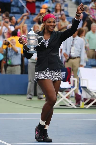 Achttien keer grand slam champion en ons open 2014 kampioen serena williams houdt ons openen trofee tijdens trofee presentatie — Stockfoto