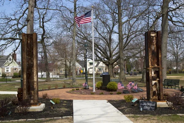 September 11 memorial with columns from World Trade Center site in East Rockway — Stock Photo, Image