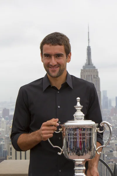 US Open 2014 champion Marin Cilic posing with US Open trophy on the Top of the Rock Observation Deck at Rockefeller Center — Stock Photo, Image