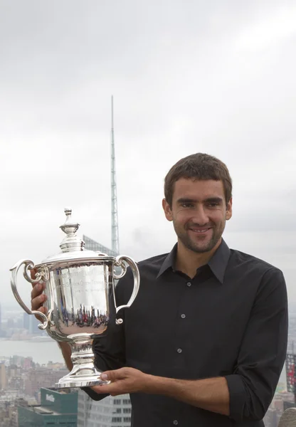 我们打开 2014年冠军马林 cilic 顶部岩石在洛克菲勒中心观景台的开放奖杯与我们合影 — 图库照片