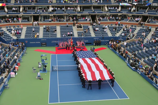 Corpo de Fuzileiros Navais dos EUA desfraldando bandeira americana durante a cerimônia de abertura do US Open 2014 homens final — Fotografia de Stock