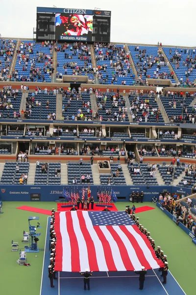 Cuerpo de Marines de los Estados Unidos desplegando bandera americana durante la ceremonia de apertura de la final de los hombres del Abierto de los Estados Unidos 2014 — Foto de Stock