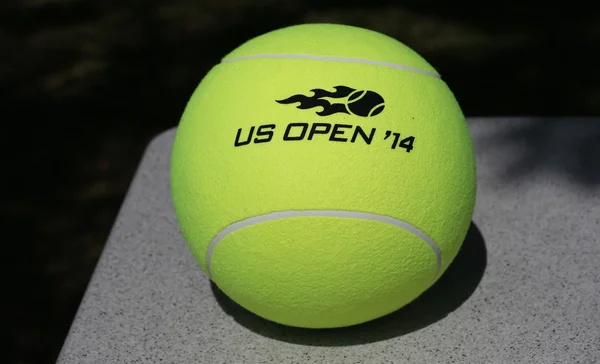 Abierto de EE.UU. 2014 Wilson pelota de tenis en Billie Jean King National Tennis Center — Foto de Stock