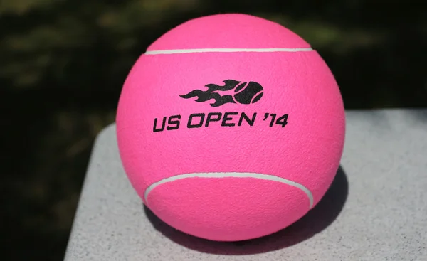 Abierto de EE.UU. 2014 Wilson pelota de tenis en Billie Jean King National Tennis Center —  Fotos de Stock