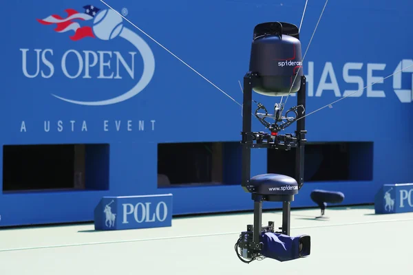 Spidercam sistema di telecamere aeree utilizzato per la trasmissione da Arthur Ashe Stadium presso il Billie Jean King National Tennis Center durante US Open 2014 — Foto Stock