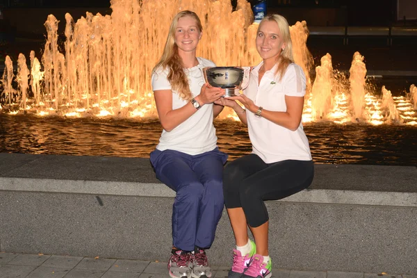 Us open 2014 Frauen Doppel Champions ekaterina makarova und elena vesnina posieren mit uns offene Trophäe im Billie Jean King National Tennis Center — Stockfoto