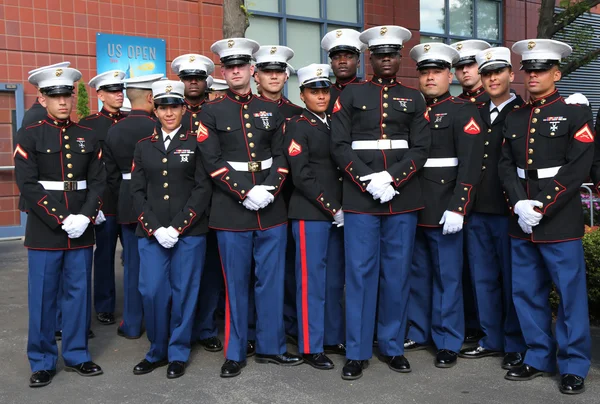 Marineinfanteristen der Vereinigten Staaten im Billie Jean King National Tennis Center, bevor sie die amerikanische Flagge entrollen, bevor wir das Frauen-Finale 2014 eröffnen — Stockfoto