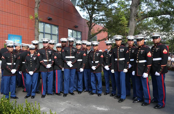 Stany Zjednoczone marines w billie jean king centrum tenisowe krajowych przed rozwijając przed amerykańską flagę nam otworzyć finał kobiet 2014 — Zdjęcie stockowe