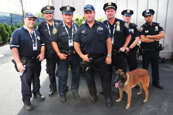 New York transit büro k-9 polis memurları ve k-9 köpek bizim sırasında Ulusal Tenis Merkezi güvenlik sağlamak 2014 açın