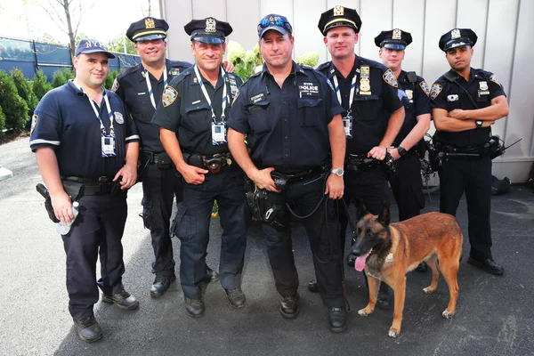 Oficina de tránsito de la policía de Nueva York K-9 oficiales de policía y K-9 perro proporcionando seguridad en el Centro Nacional de Tenis durante el Abierto de EE.UU. 2014 — Foto de Stock