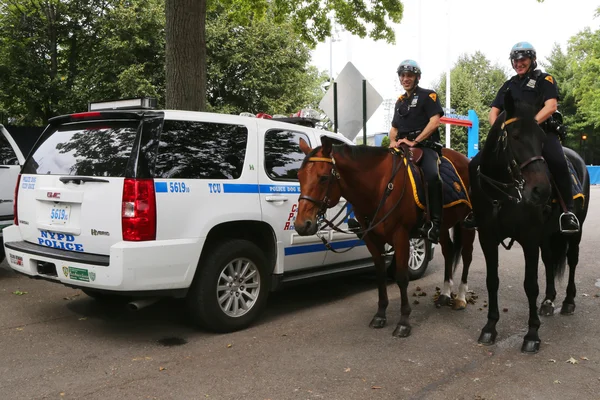 NYPD politieagenten te paard klaar om te beschermen openbare op billie jean king national tennis center tijdens ons open 2014 — Stockfoto