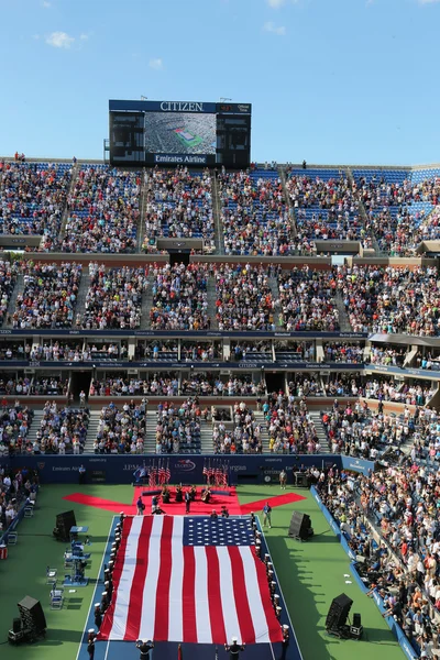 Nás námořní pěchoty rozvinutí americká vlajka během zahajovacího ceremoniálu v USA otevřené 2014 ženy finále — Stock fotografie