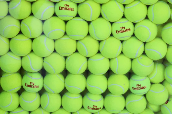 Vliegen Emiraten wilson tennisballen op billie jean king national tennis center — Stockfoto