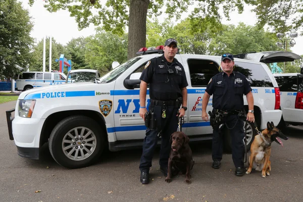 NYPD transit presidium k-9 poliser och k-9 hundar som ger säkerhet på national tenniscenter under oss öppna 2014 — Stockfoto