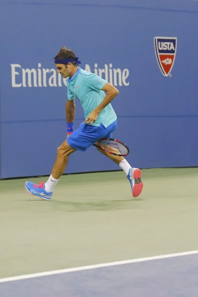 Diciassette volte campione del Grande Slam Roger Federer utilizzando Tweener durante il terzo turno allo US Open 2014 — Foto Stock
