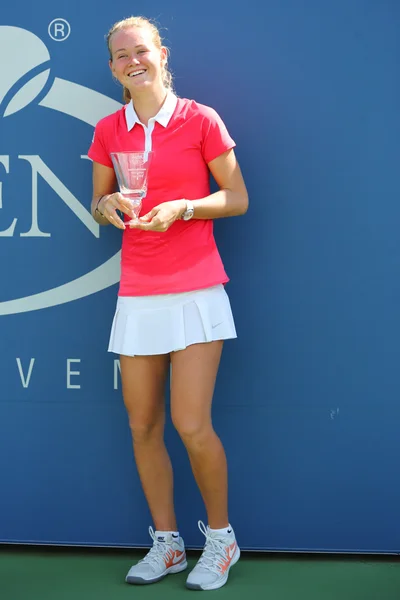 Abierto de EE.UU. 2014 niñas campeona junior Marie Bouzkova de la República Checa durante la presentación del trofeo en el Billie Jean King National Tennis Center — Foto de Stock