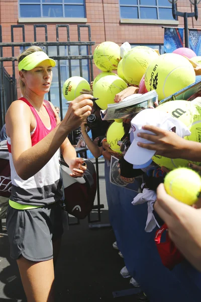 Cinco vezes campeã do Grand Slam Maria Sharapova assinando autógrafos após treino para o US Open 2014 — Fotografia de Stock