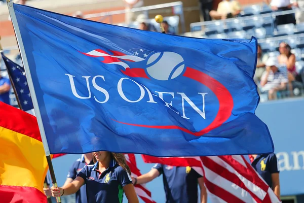 US Open flag durante la presentazione del trofeo al Billie Jean King National Tennis Center — Foto Stock