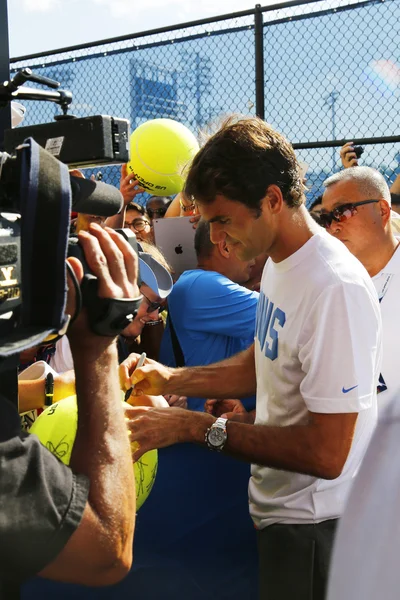 Sjutton gånger grand slam mästare autografer roger federer undertecknar efter praktiken för oss öppna 2014 — Stockfoto