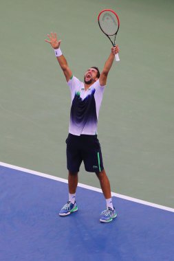 Marin cilic Hırvatistan üzerinden zaferinden sonra kutluyor profesyonel tenisçi bize açık 2014 yarı final maçında roger federer