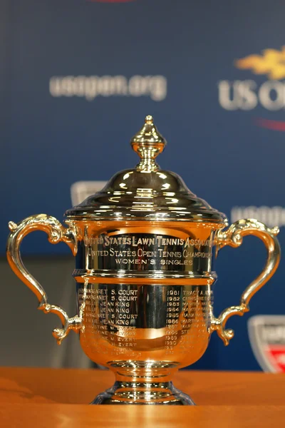Trofeo US Open Femenino individual presentado en la conferencia de prensa después de que Serena Williams ganara el campeonato US Open 2014 —  Fotos de Stock