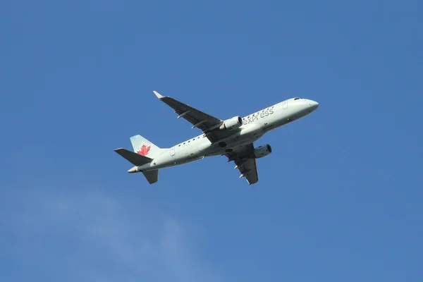 飛行機カナダ エクスプレス エンブラエル erj ラ ・ ガーディア空港から離陸 — ストック写真