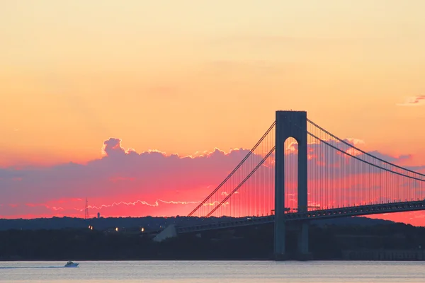 Ponte Verrazano ao pôr-do-sol em Nova Iorque . — Fotografia de Stock