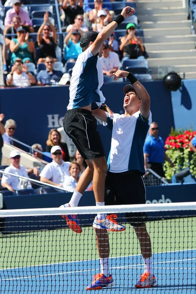 EEUU Abierto 2014 hombres dobles campeones Bob y Mike Bryan celebran la victoria final del partido en Billie Jean King National Tennis Center —  Fotos de Stock