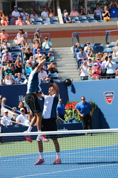 US Open 2014 homens duplos campeões Bob e Mike Bryan celebram vitória final no Billie Jean King National Tennis Center — Fotografia de Stock