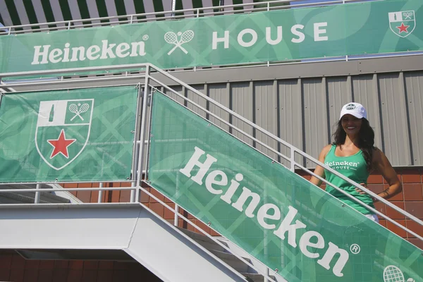 Derde grootste brouwer in de wereld heineken internationale opent heineken bierhuis bij billie jean king tennis center tijdens ons open 2014 — Stockfoto