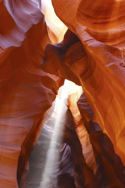 Wiązki światła w górnym Antelope Canyon w Arizonie — Zdjęcie stockowe