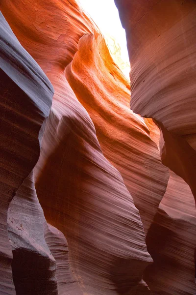 De groef van de kleurrijke zandsteen in antelope canyon in arizona — Stockfoto