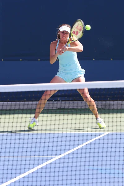 Cinco veces campeona del Grand Slam, Martina Hingis, practica para el US Open 2014 —  Fotos de Stock