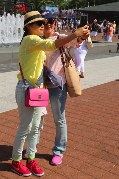 Visitantes del US Open 2014 tomando selfie en el Billie Jean King Tennis Center —  Fotos de Stock