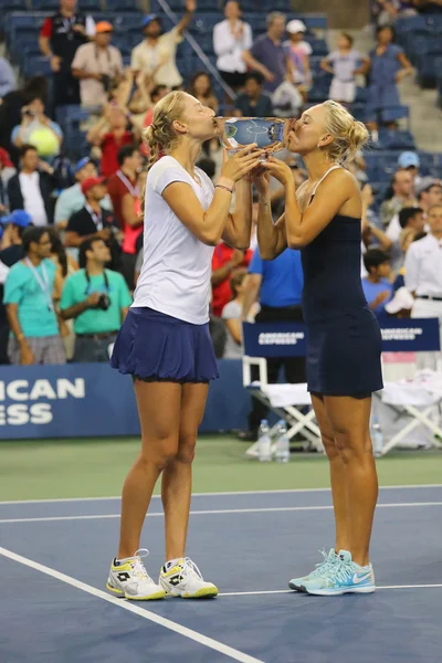 US Open 2014 women doubles champions Ekaterina Makarova and Elena Vesnina during trophy presentation — Stock Photo, Image