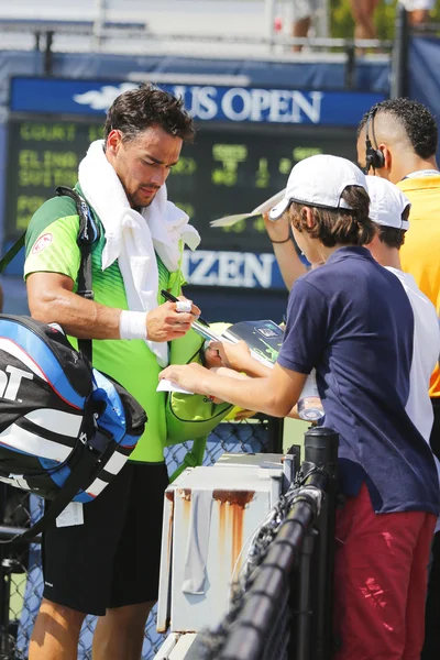 Le joueur de tennis professionnel Fabio Fognini signe des autographes après le match à l'US Open 2014 — Photo