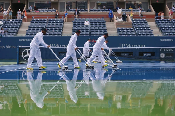 Nam otworzyć czyszczenia załogi suszenia kort po opóźnienia deszczu w arthur ashe stadium — Zdjęcie stockowe