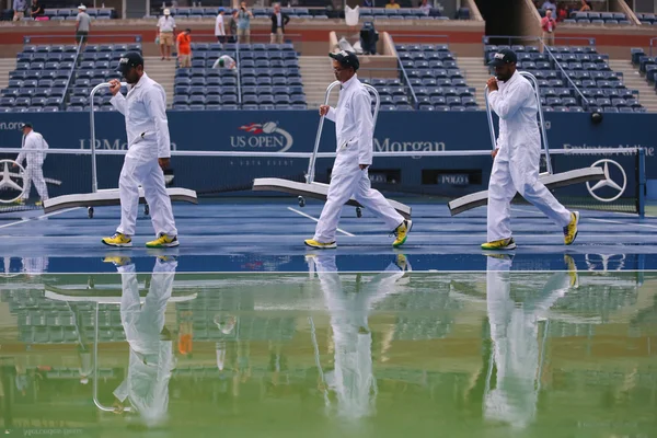 Bize arthur, yağmur gecikmeden sonra Tenis Kortu kurutma temizlikçiler açık ashe Stadyumu — Stok fotoğraf