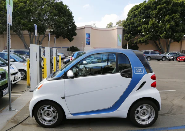Car2go samochód zaparkowany samochód elektryczny stacji ładującej i gotowe do wynajęcia w balboa park w san diego — Zdjęcie stockowe