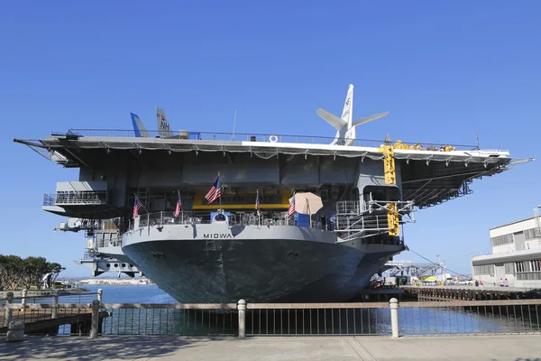 Музей USS Midway, расположенный в центре Сан-Диего, Калифорния, в Navy Pier — стоковое фото