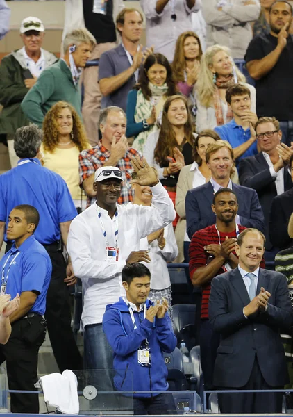 Michael Jordan deltar först runda match mellan Roger Federer i Schweiz och Marinko Matosevic i Australien på oss öppna 2014 — Stockfoto