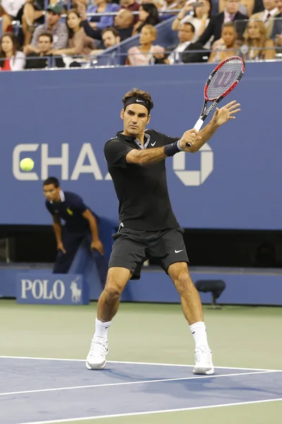 Dezessete vezes campeão do Grand Slam Roger Federer durante a primeira rodada no US Open 2014 — Fotografia de Stock