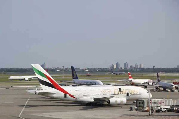 Emiraten luchtvaartmaatschappij airbus a380 in jfk airport in new york — Stockfoto