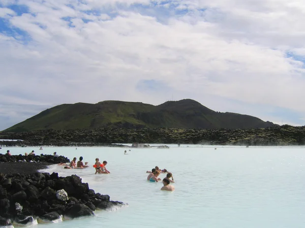 İzlanda'daki ünlü mavi lagün jeotermal Spa zevk ziyaretçi — Stok fotoğraf